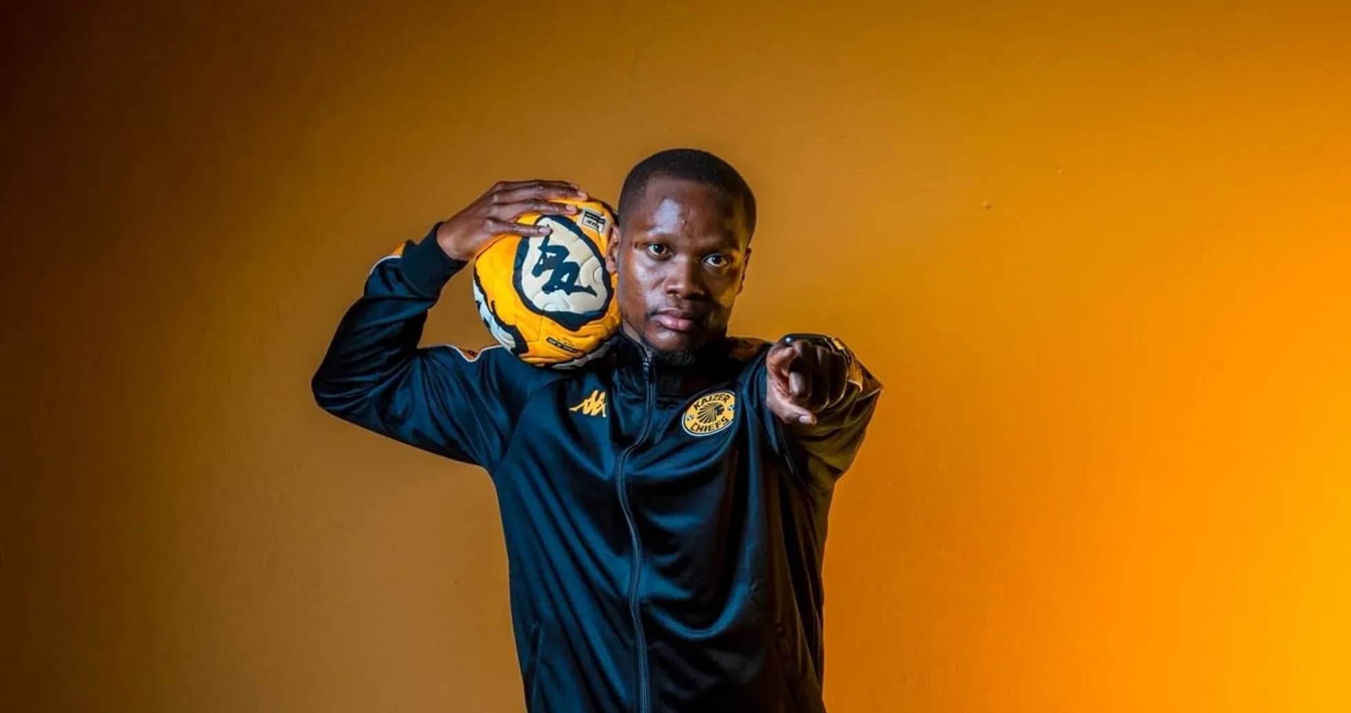 Игрок команды Kaizer Chiefs с мячом на плече Игрок команды Kaizer Chiefs с мячом на плече