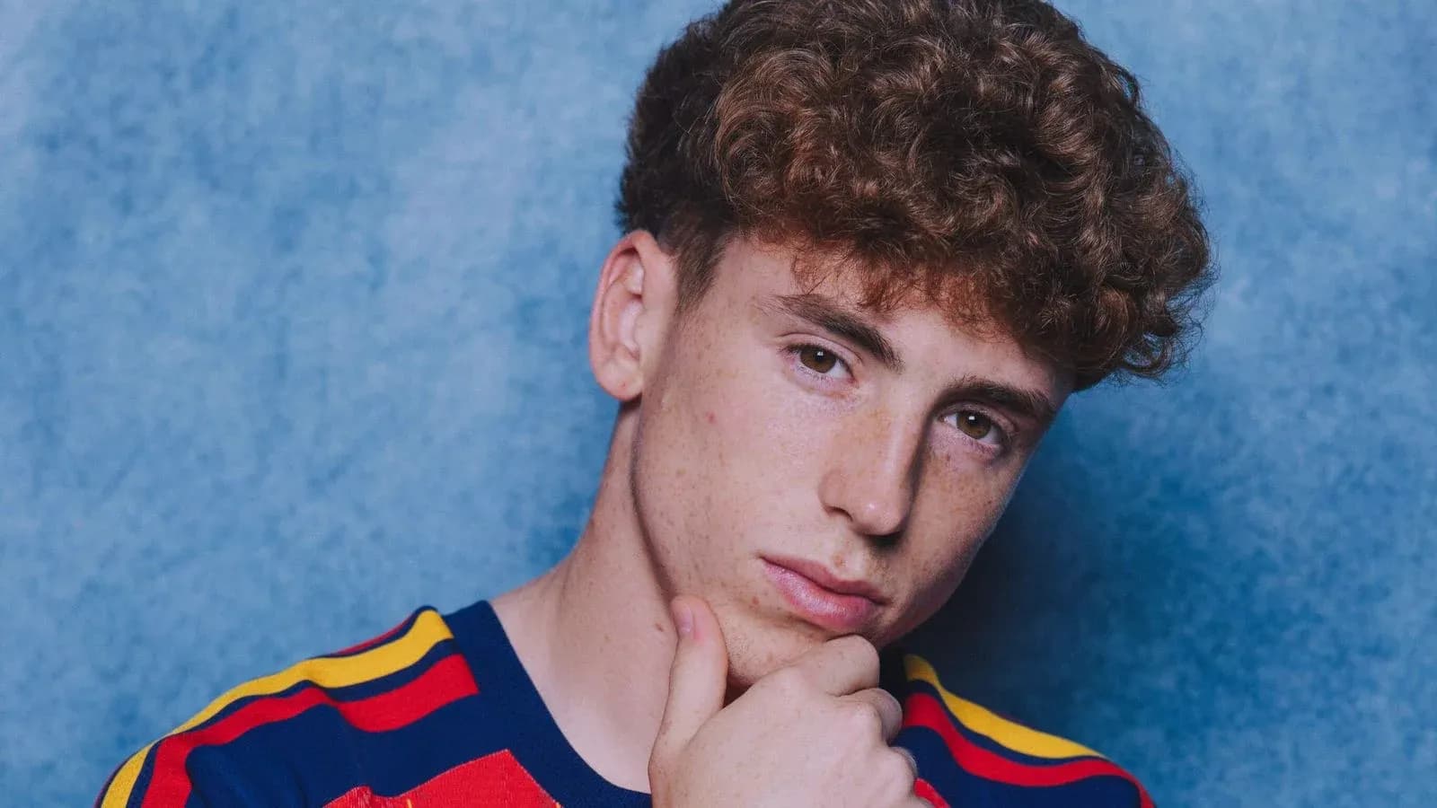 Молодой человек с кудрявыми волосами на фоне Молодой человек с кудрявыми волосами на фоне