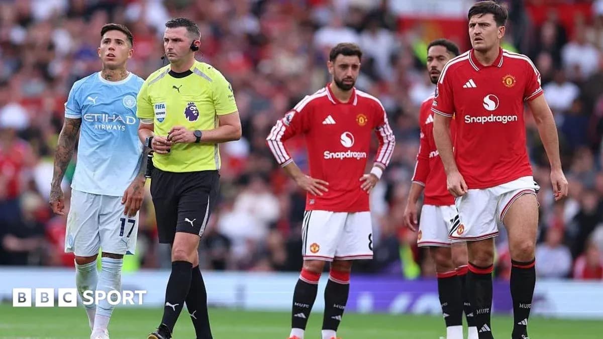 Игроки Manchester City и Manchester United на поле Игроки Manchester City и Manchester United на поле