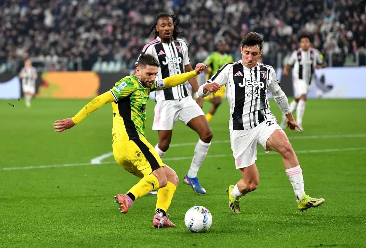 Игроки Juventus и соперника борются за мяч Игроки Juventus и соперника борются за мяч