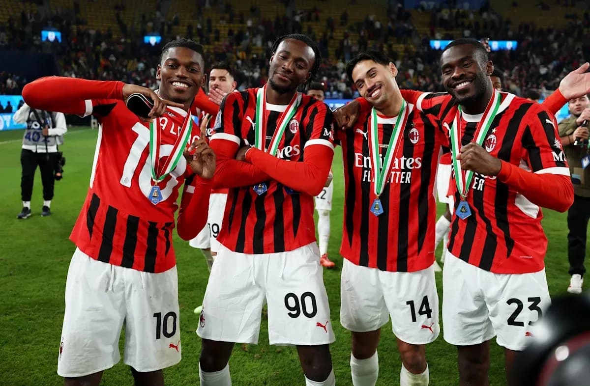 Игроки AC Milan с медалями после победы Игроки AC Milan с медалями после победы
