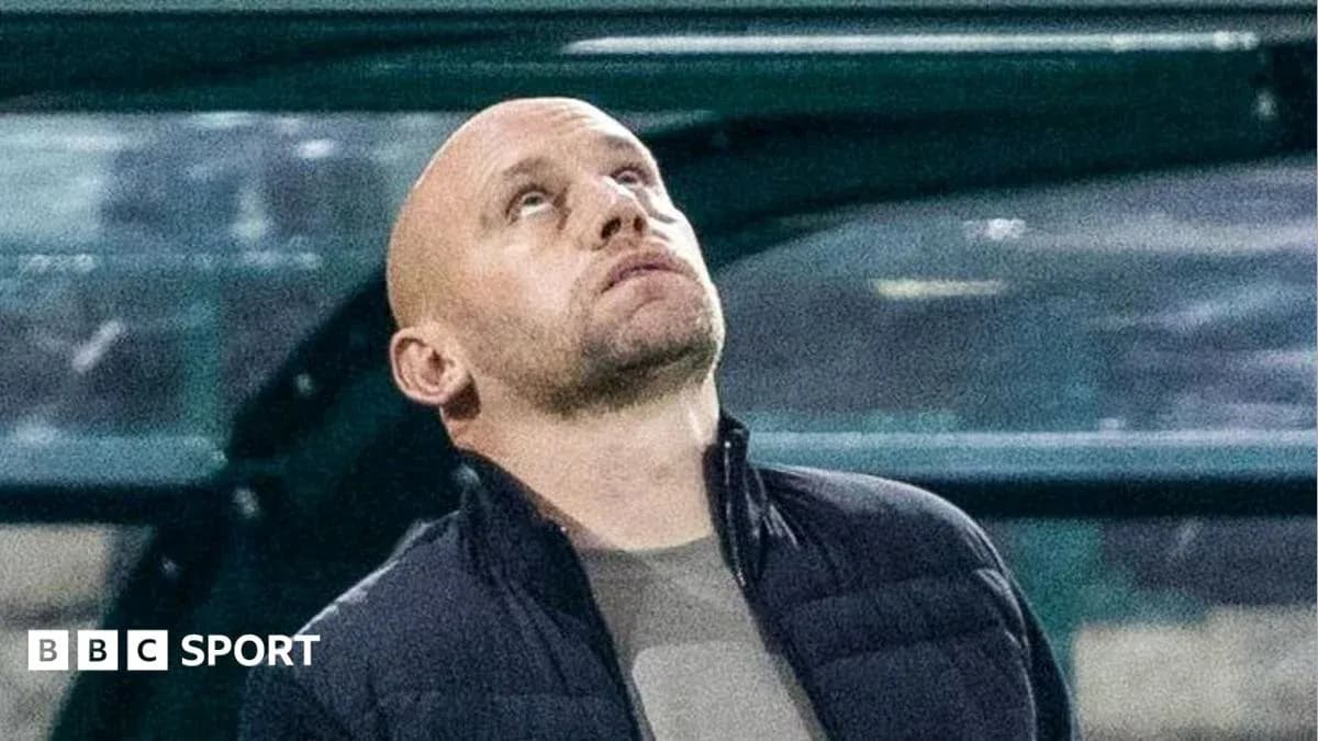 Тренер смотрит вверх во время матча Тренер смотрит вверх во время матча