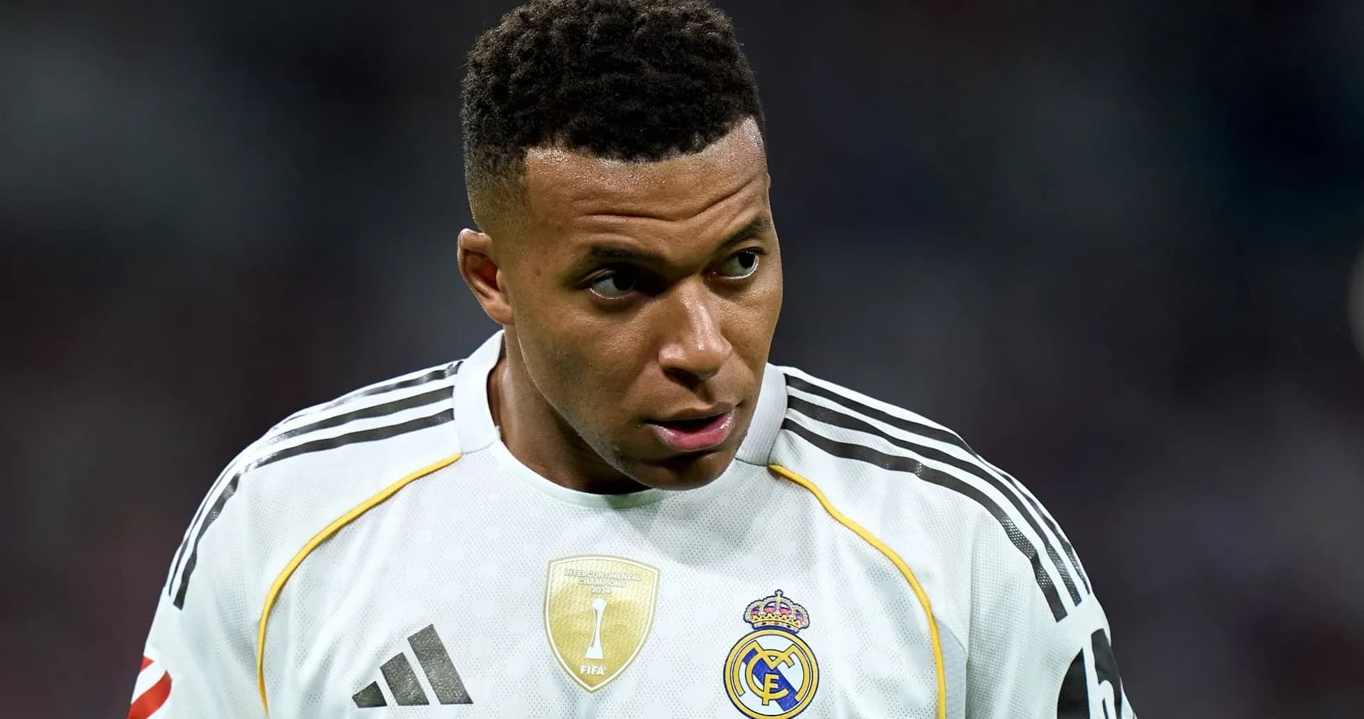 Игрок в белой форме Real Madrid на поле Игрок в белой форме Real Madrid на поле