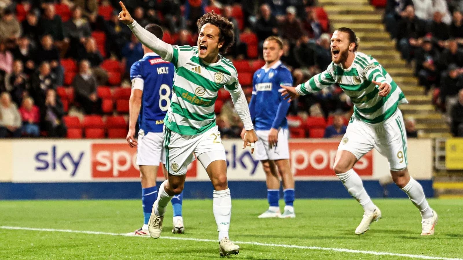 Игроки Celtic празднуют гол во время матча Игроки Celtic празднуют гол во время матча