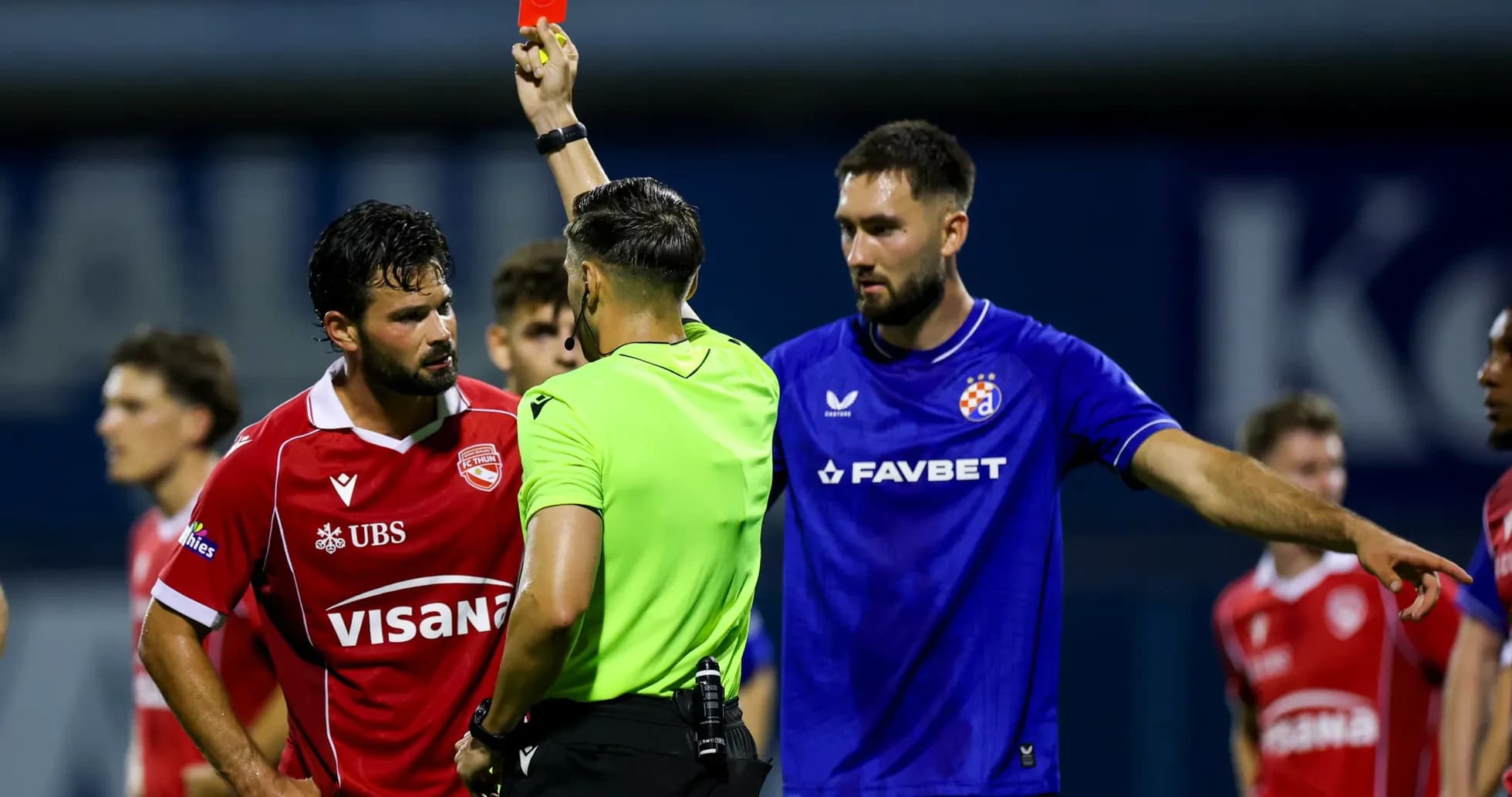 Игрок FC Thun получает красную карточку Игрок FC Thun получает красную карточку