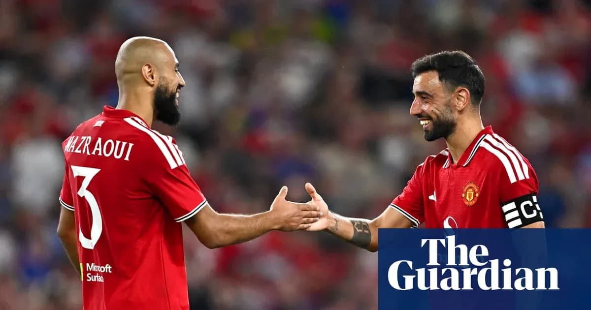 Игроки Manchester United здороваются на поле Игроки Manchester United здороваются на поле