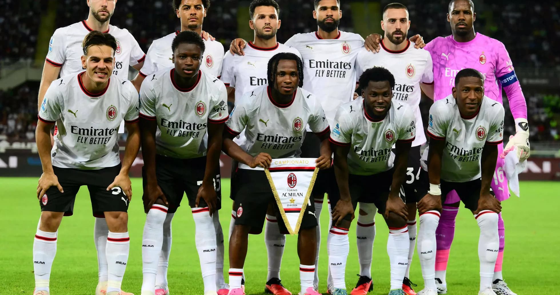 Команда AC Milan на поле перед матчем Команда AC Milan на поле перед матчем