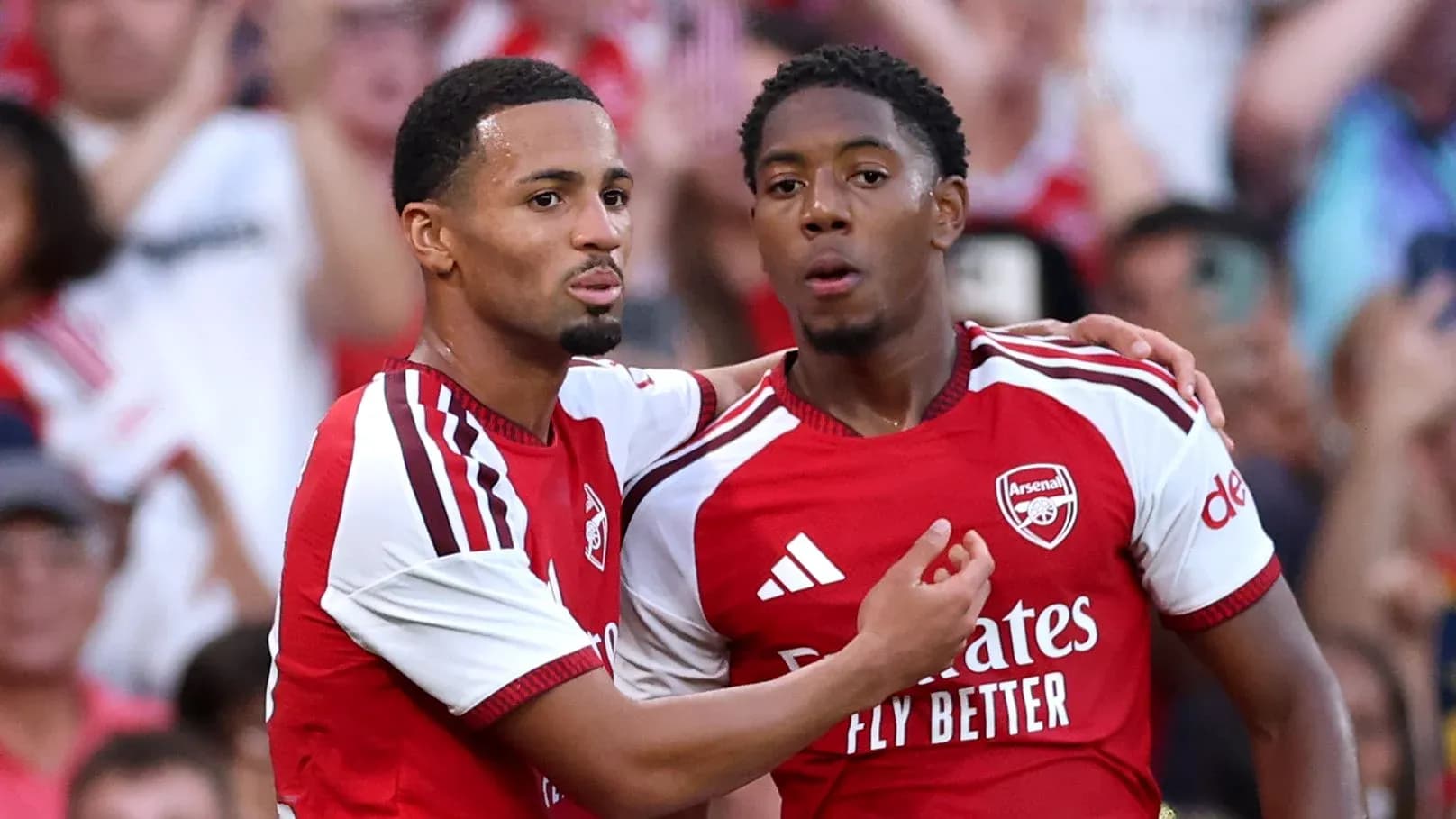 Два игрока Arsenal празднуют гол на стадионе Два игрока Arsenal празднуют гол на стадионе