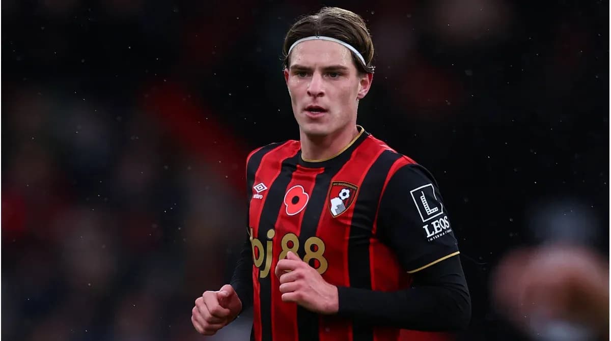 Игрок AFC Bournemouth в красной и черной форме Игрок AFC Bournemouth в красной и черной форме
