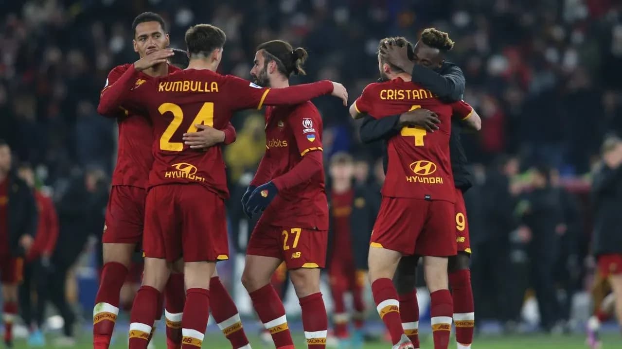 Игроки AS Roma празднуют победу Игроки AS Roma празднуют победу