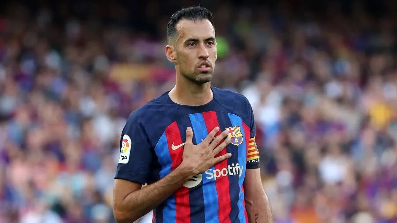 Игрок FC Barcelona с капитанской повязкой на поле Игрок FC Barcelona с капитанской повязкой на поле